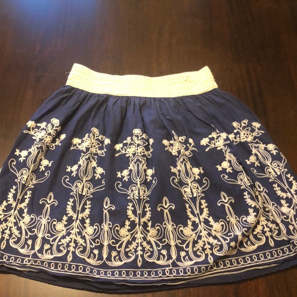 Metro wear Embroidered skirt - Picture 2 of 7